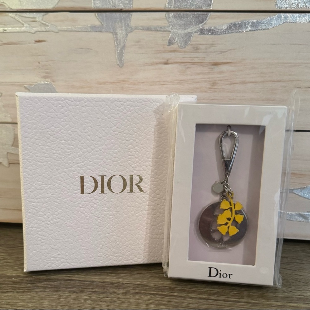 NEW Christian Dior PORTE-CLES ABEILLE Lily of the Valley Charm Yellow/Silver NIB - Picture 6 of 6